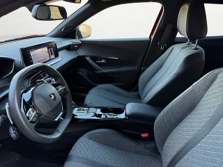 Peugeot 2008 PureTech 130 Allure Aut. | LED | Navi | PDC